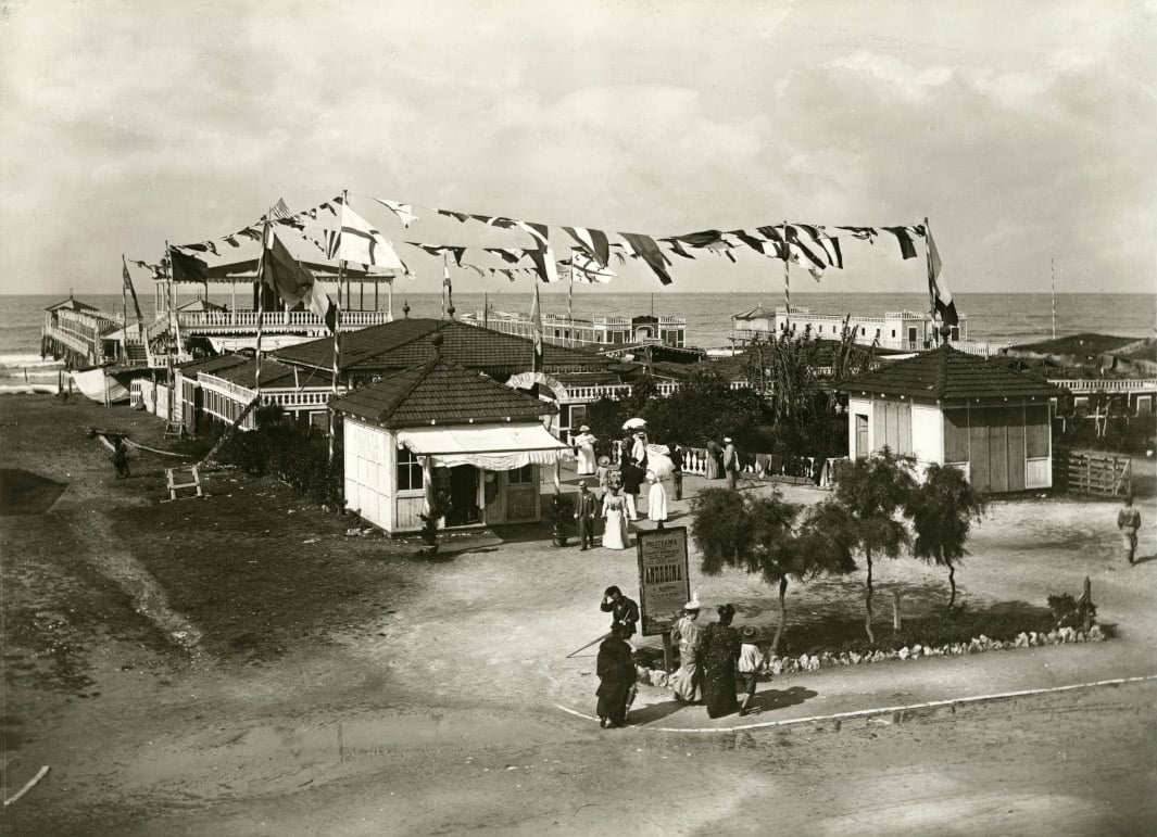 Il Bagno Felice a Viareggio, uno dei primi stabilimenti balneari della costa toscana. ca. 1880