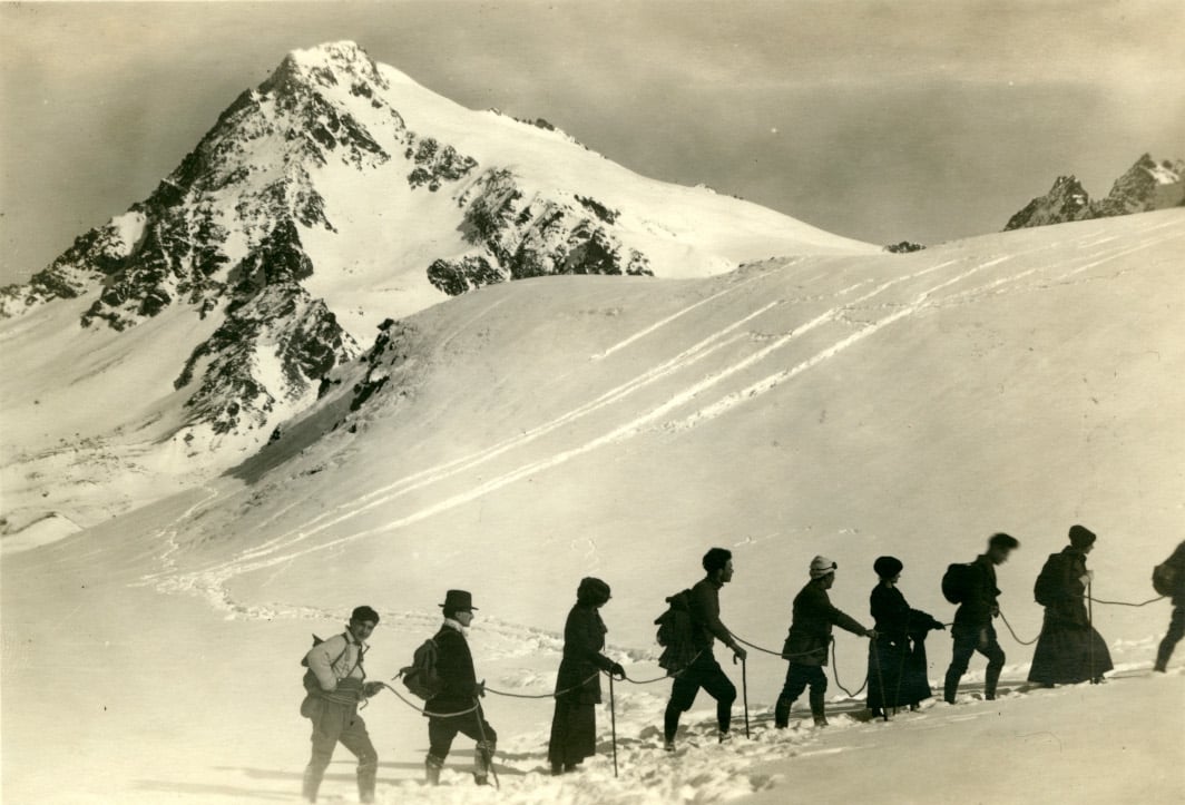 Un gruppo di alpinisti durante l'ascesa sul Monte Combin dal versante svizzero, 1890