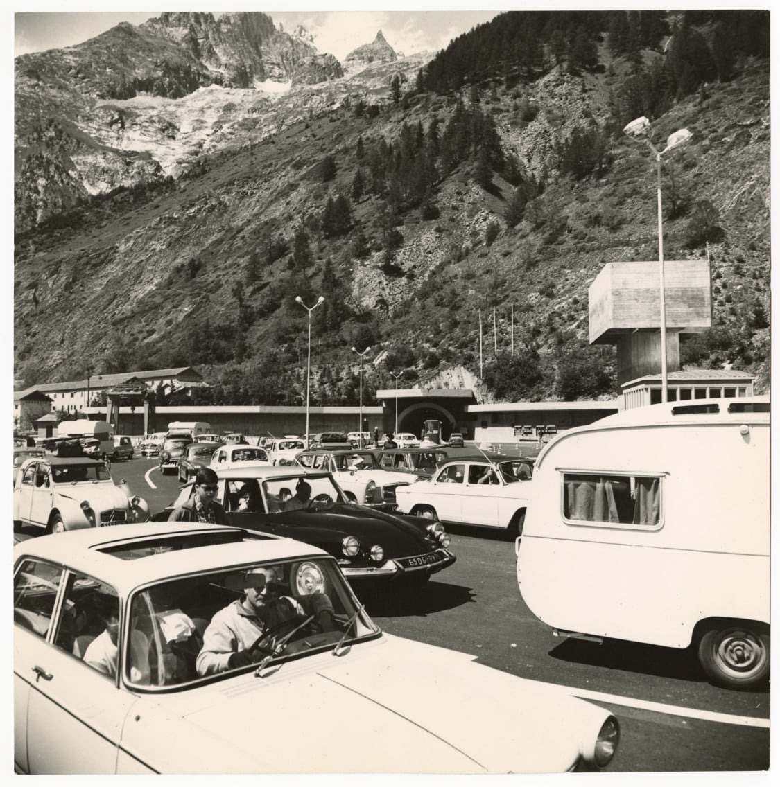 In coda all'ingresso del traforo del Monte Bianco, ca. 1960
