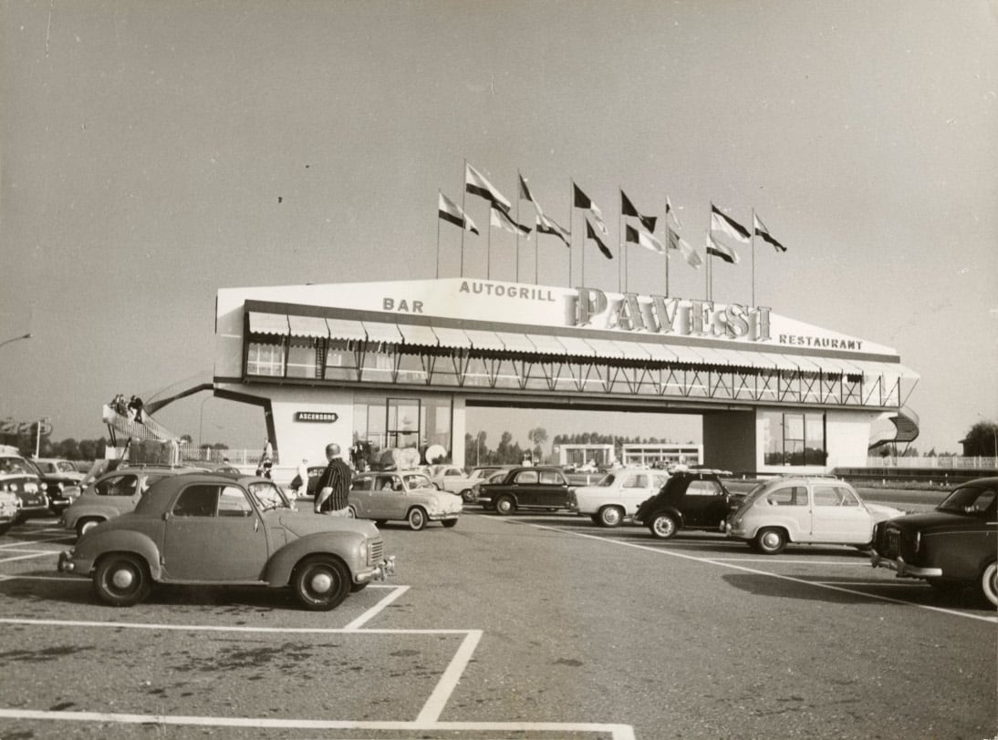 Sosta all'autogrill di Fiorenzuola sull'autostrada del Sole, ca. 1960