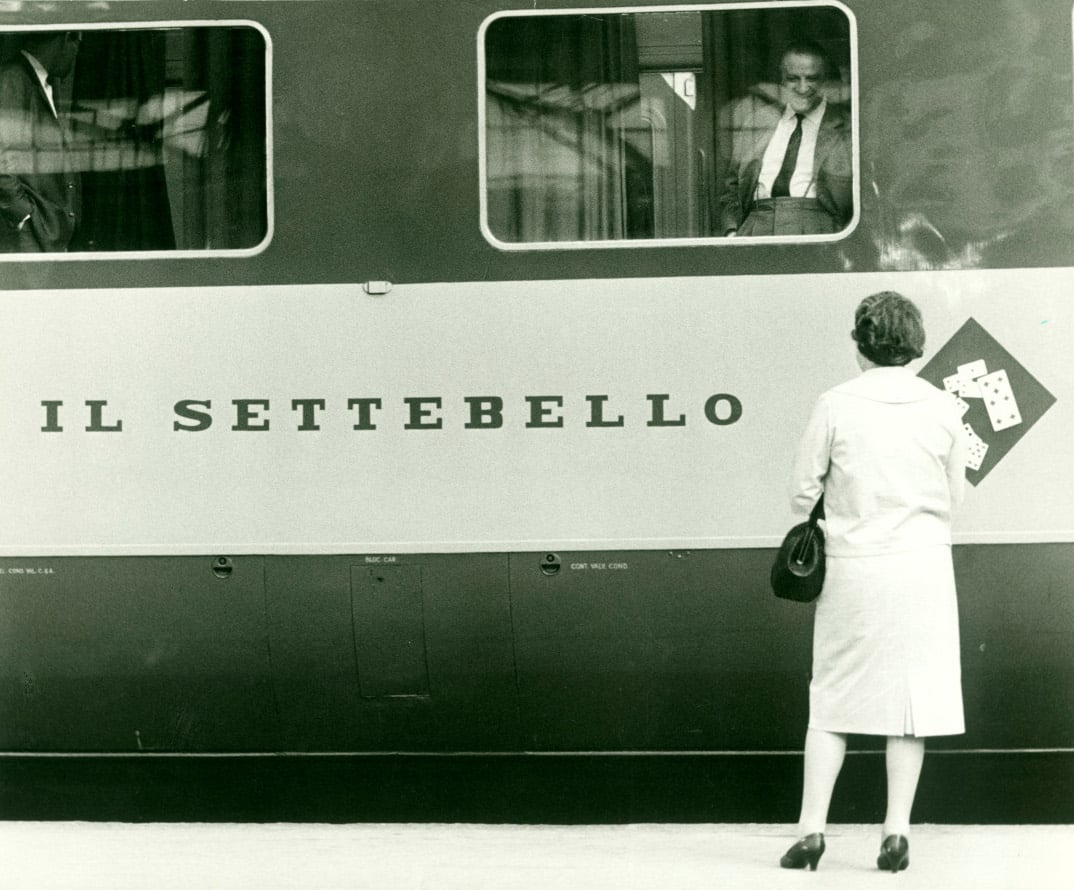 Partenza del Settebello dalla Stazione Centrale di Milano. L'ETR 300 "Settebello" è stato il primo treno ad alta velocità delle Ferrovie dello Stato, 1963
