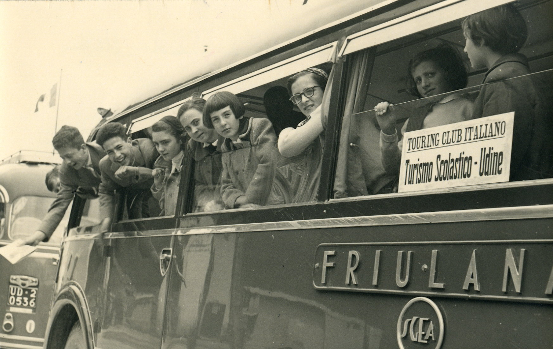 Turismo scolastico: una classe della scuola media Manzoni di Udine in partenza per la gita a Klagenfurth (Austria), ca. 1950