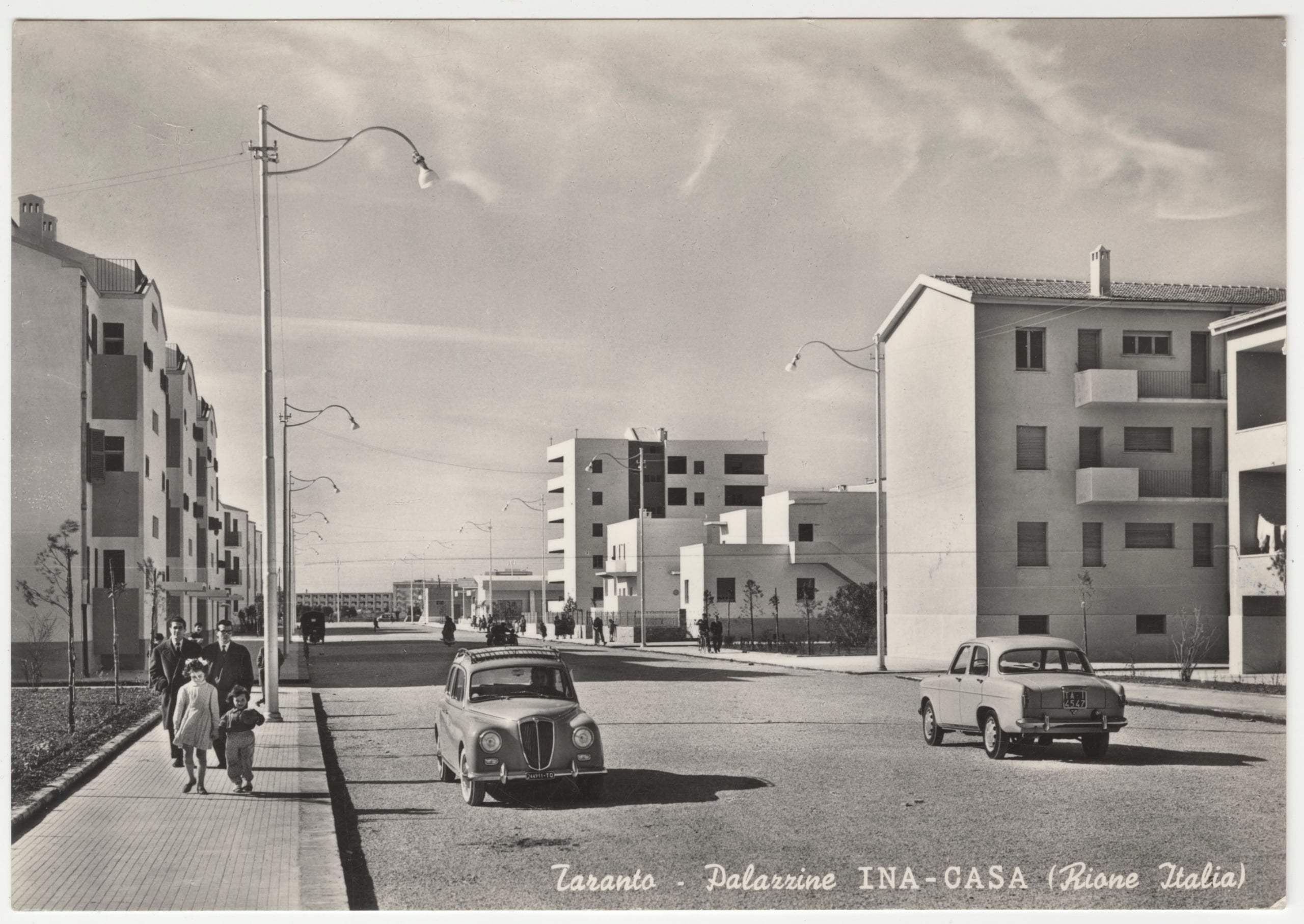 Il neorealismo architettonico delle palazzine INA-casa a Taranto, cartolina spedita nel 1962