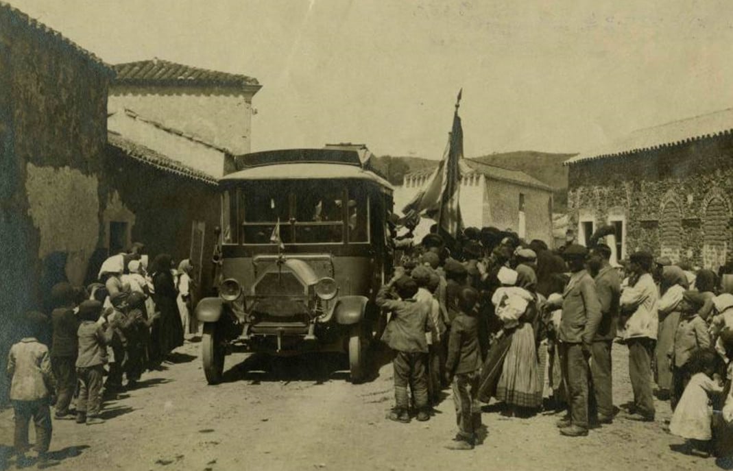 Una vettura della carovana dell'Escursione nazionale di soci Touring in Sardegna viene accolta tra la curiosità degli abitanti, 1921