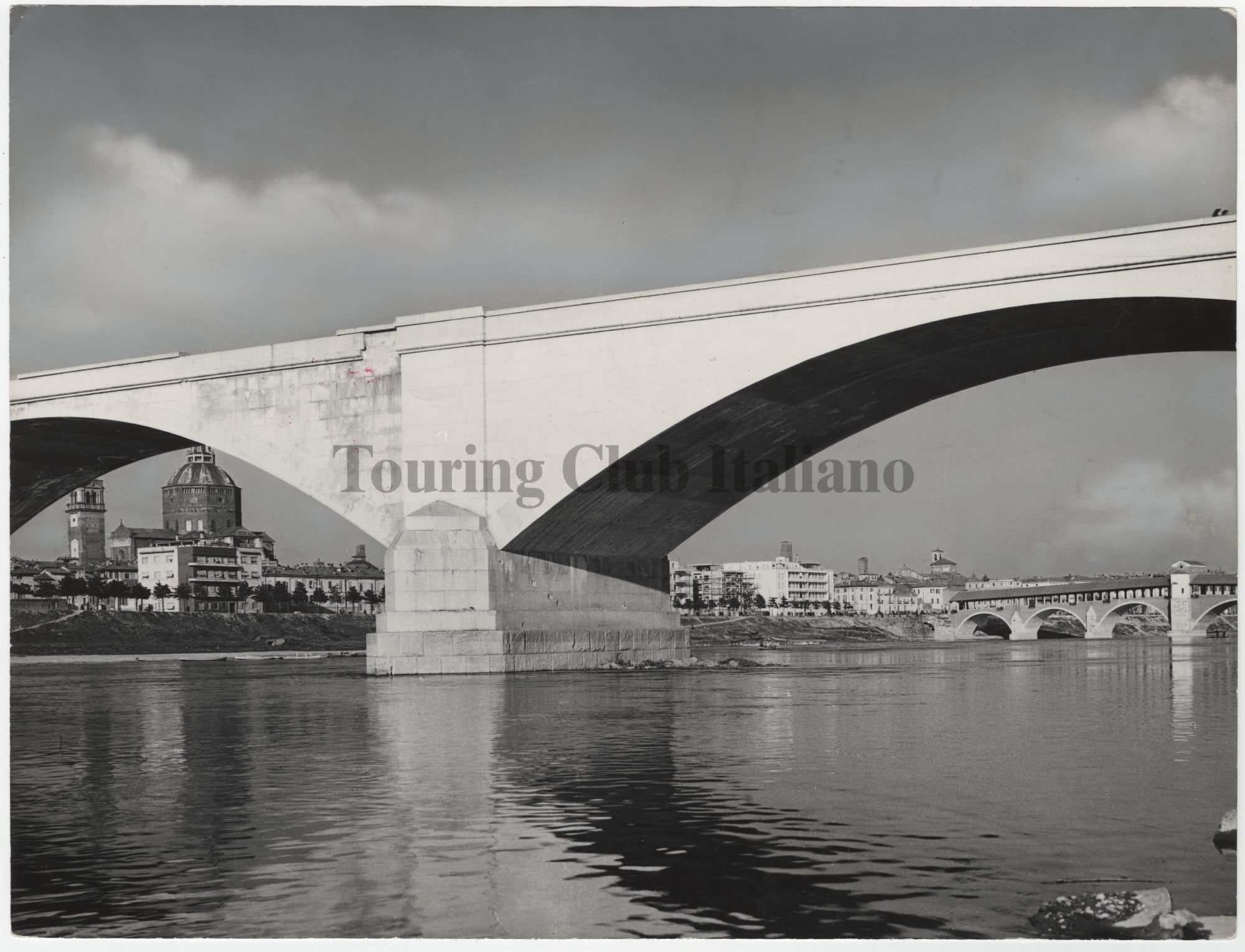 Pavia: veduta del ponte della Libertà sul fiume Ticino, 1950