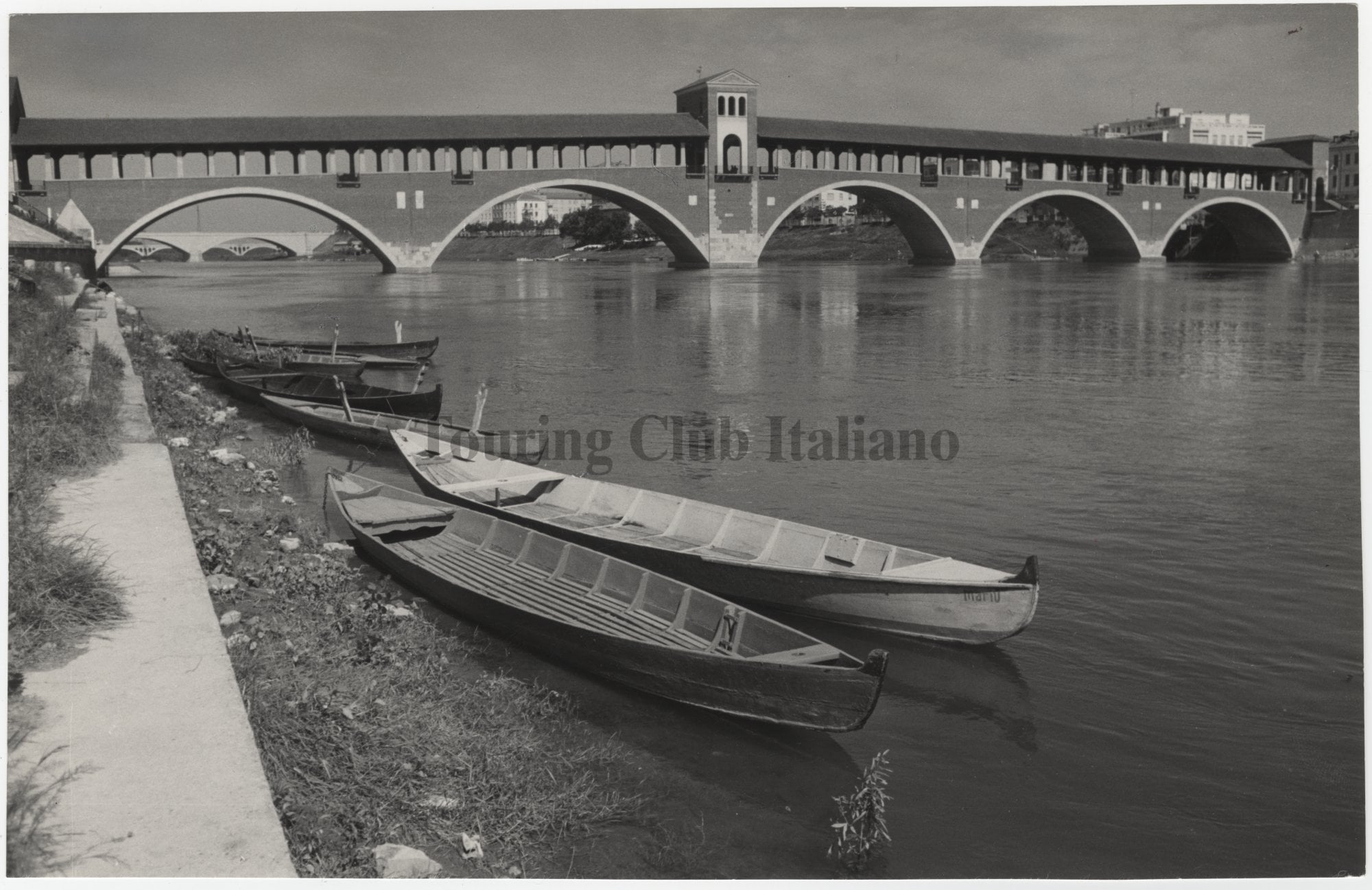 Pavia: veduta del Ponte Coperto sul fiume Ticino, 1950