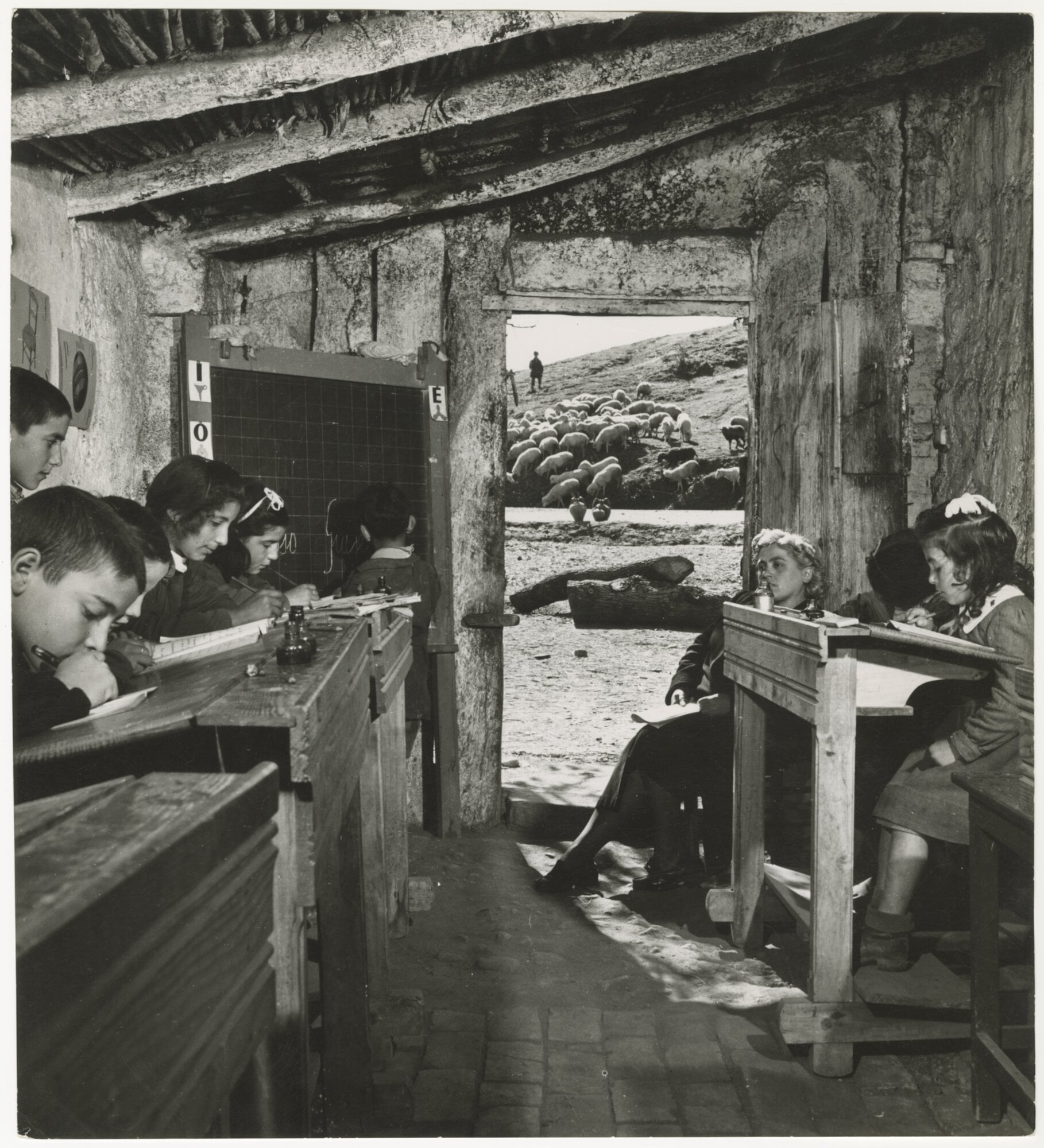Lotta contro l'analfabetismo. La maestra Olga Natale con i suoi alunni durante una lezione nella scuola rurale di Cimino, 1950