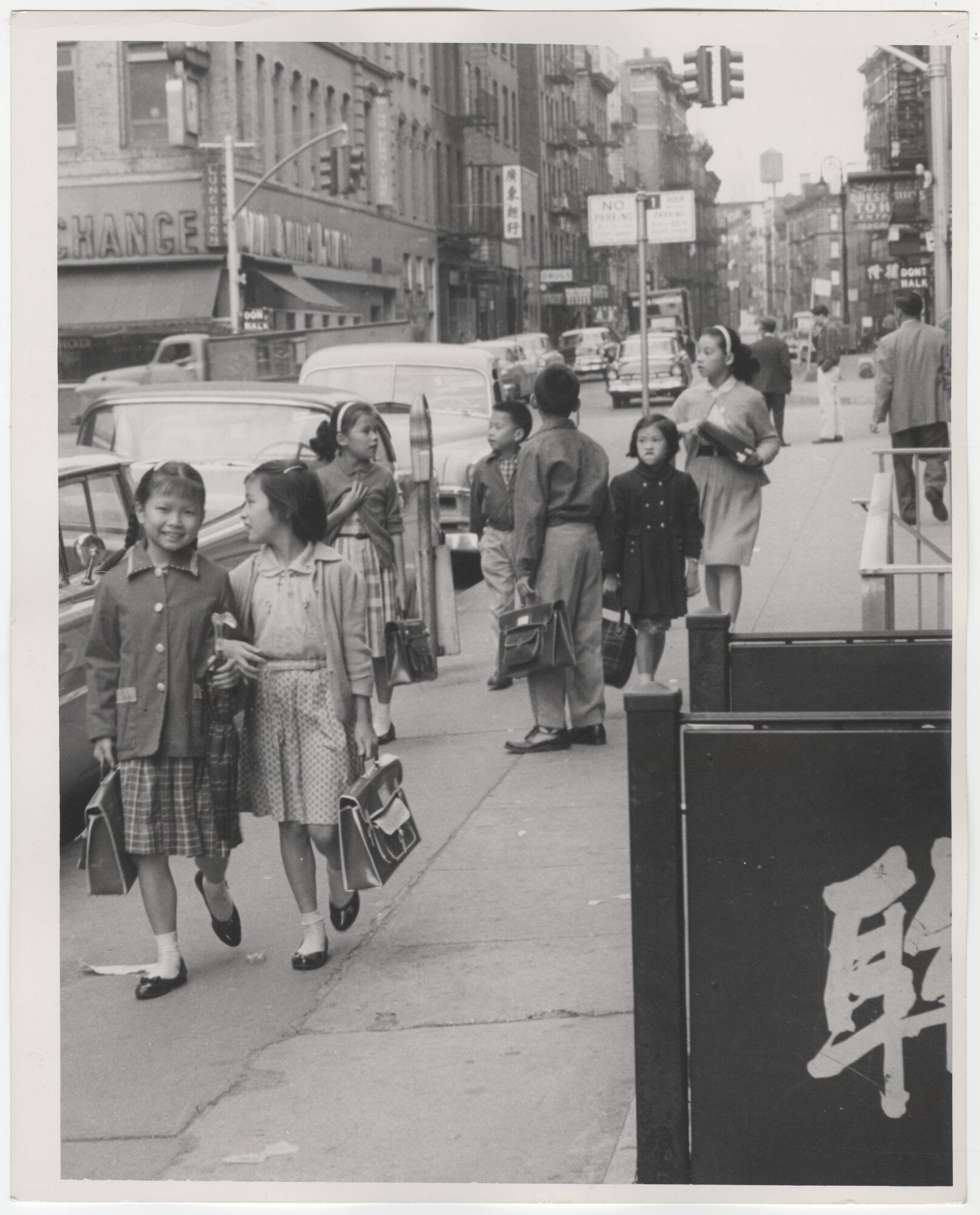 Un gruppo di bambini cinesi di rientro da scuola a New York, 1963