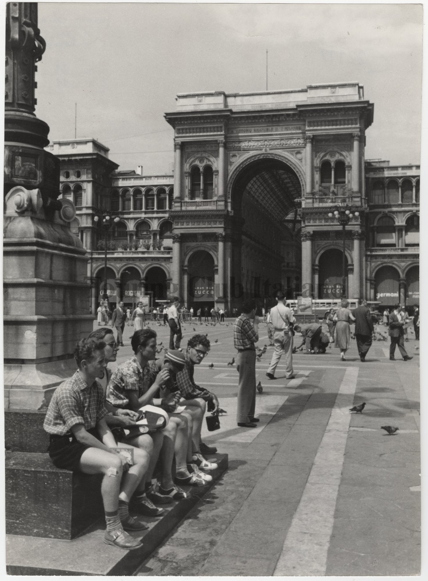 Turisti e passanti in piazza Duomo a Milano, 1950